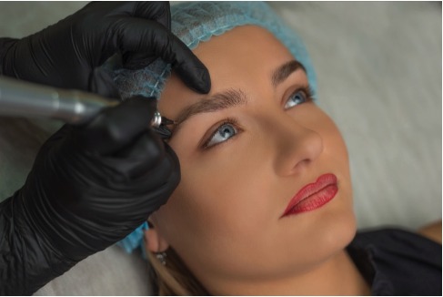Sacar cejas mujer